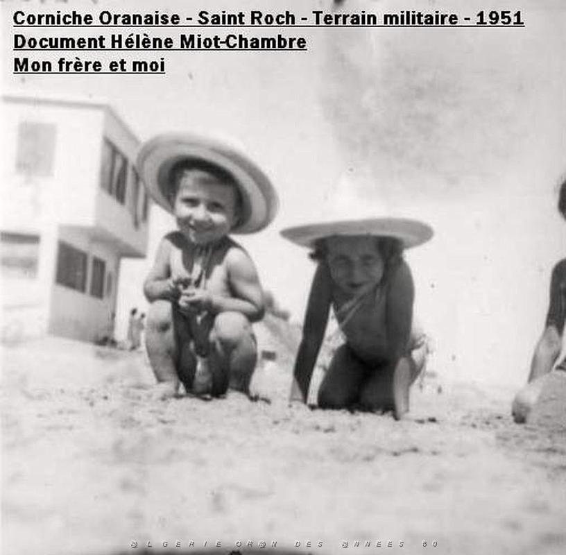 Oran- SDV- 4906- Chambre- PLAGE DE ST ROCH 4 avec nos beaux chapeaux a rayures bleues claires et blanches.JPG